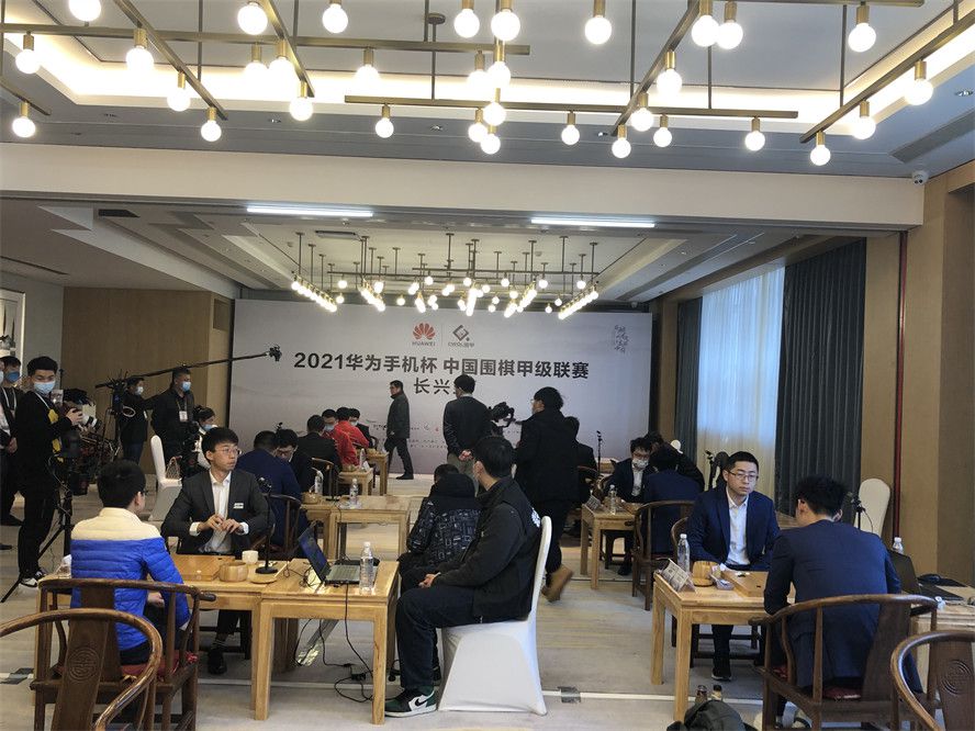 第74分钟，马竞左路定位球德佩打门被扑门前莫拉塔推射偏出。